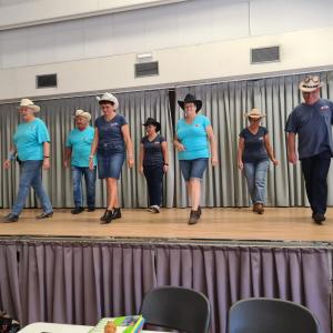 L'estrade n'est pas large, nous devons faire attention !